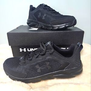 New Big Boys Under Armour Assert size 6.5